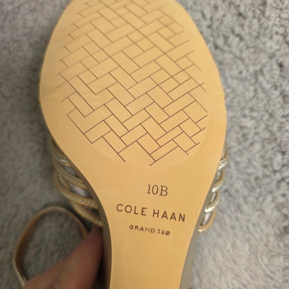 COLE HAAN Jitney Knot Wedge Soft Gold Leather Metallic Sandals Size 10 B NIB - Picture 5 of 6